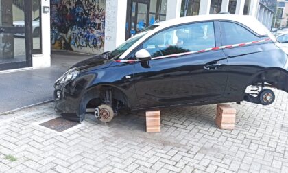 Incredibile in via Pirandello: rubano le 4 ruote di una Opel!