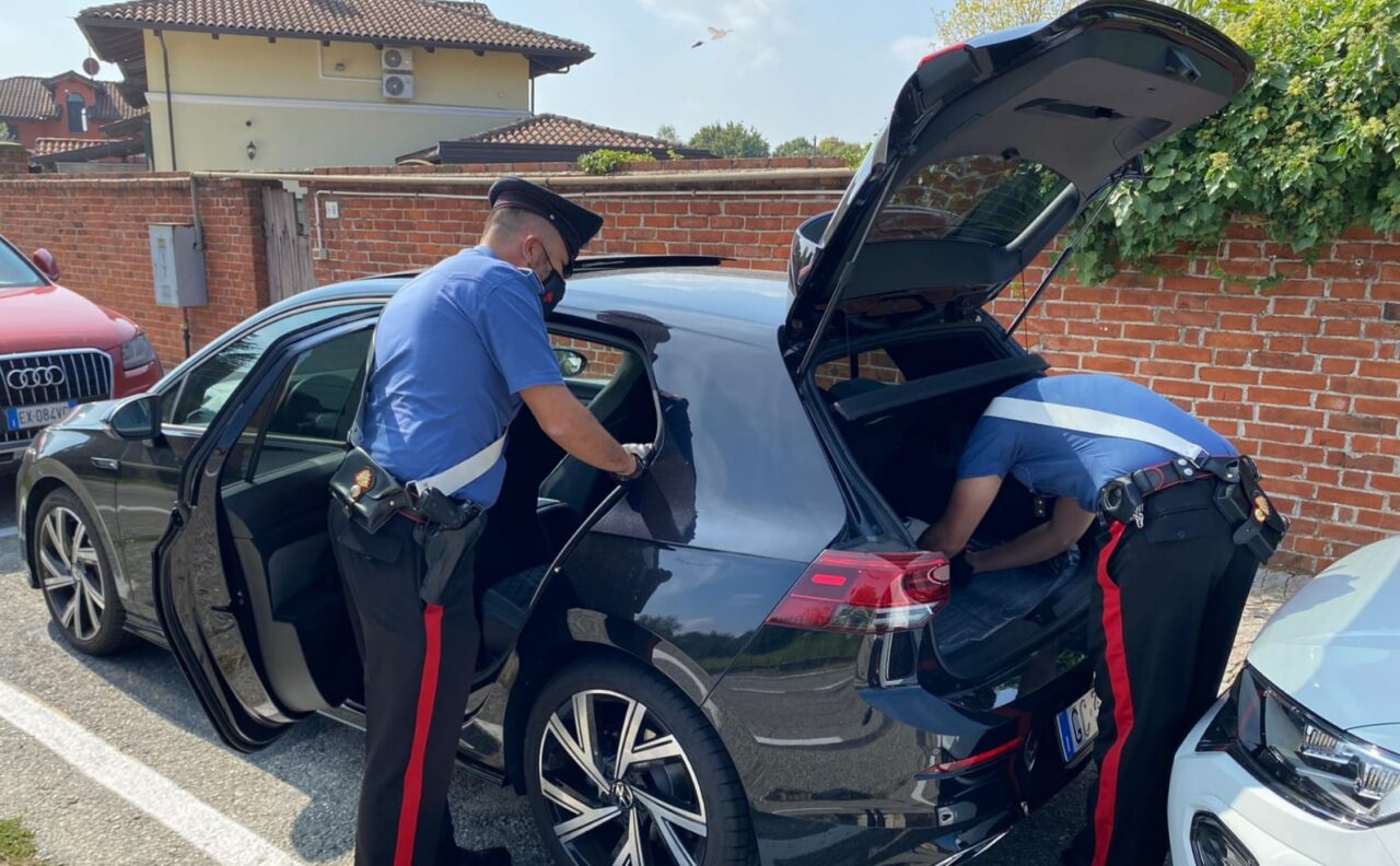 Ruba casco e documenti a un 16enne ma finisce denunciato dai carabinieri