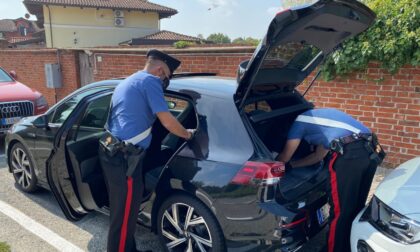 Ruba casco e documenti a un 16enne ma finisce denunciato dai carabinieri