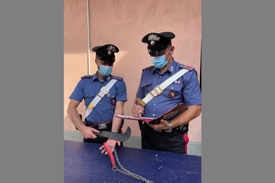 Minaccia la madre e picchia la ex: arrestato