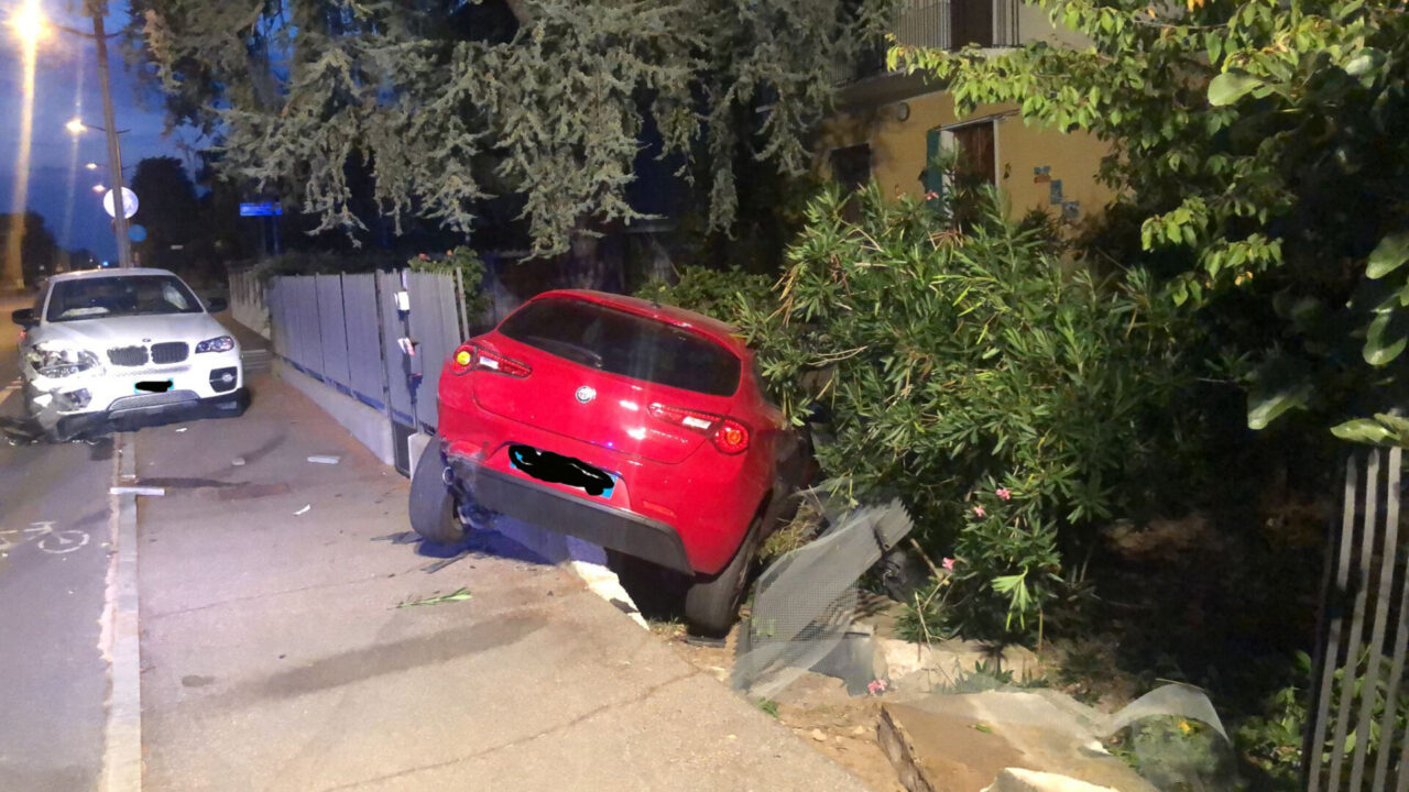 Scontro a Santhià: auto esce di strada e centra una cancellata