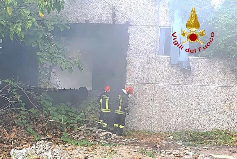 Incendio dietro la stazione: a fuoco capannone abbandonato