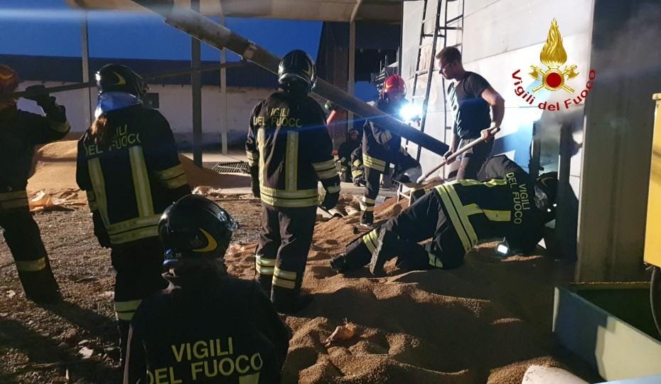 Incendio in un essicatoio: l’intervento dura da tre ore