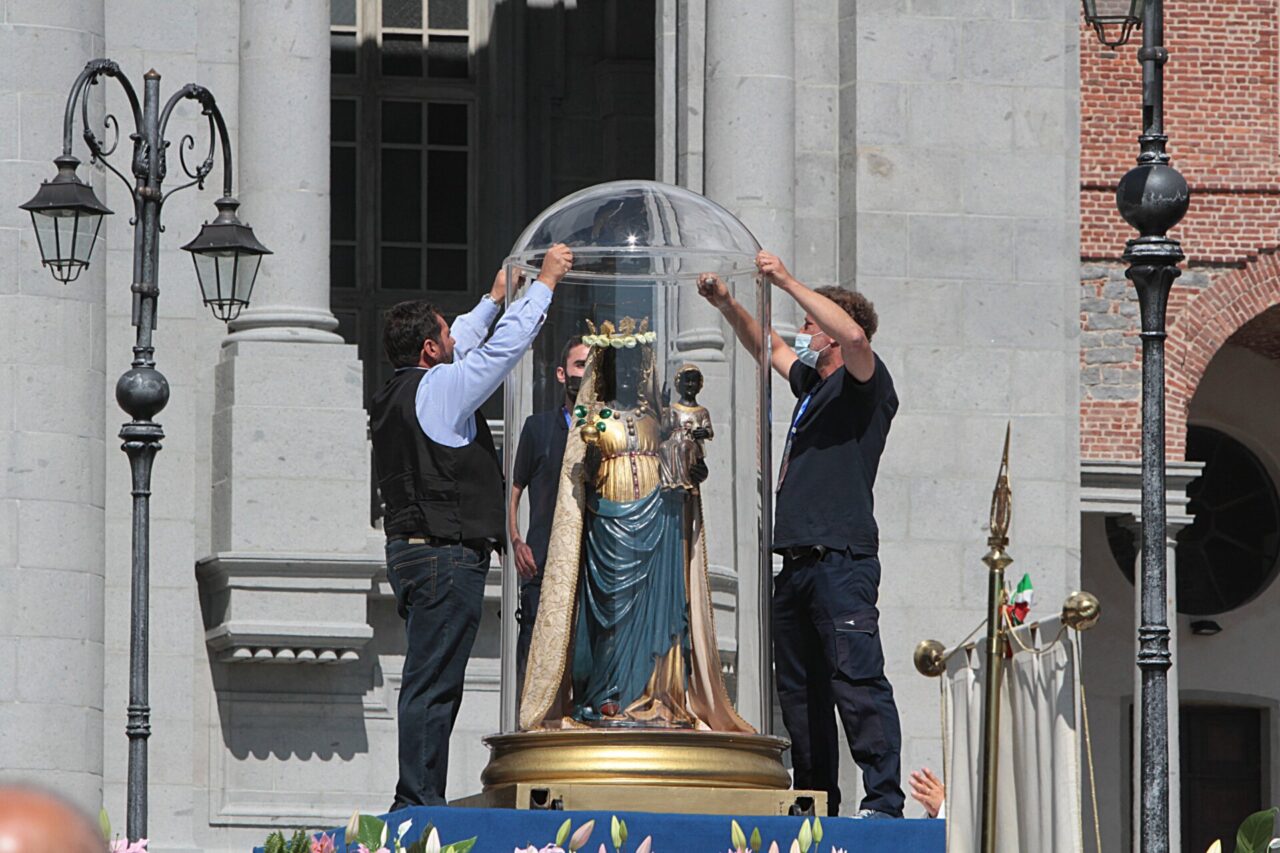Processione prima dell'incoronazione