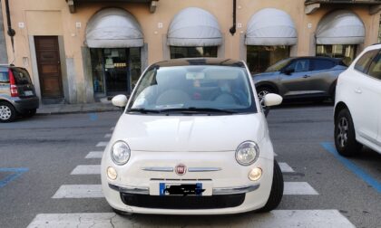 Parcheggio selvaggio sulle strisce in piazza Municipio