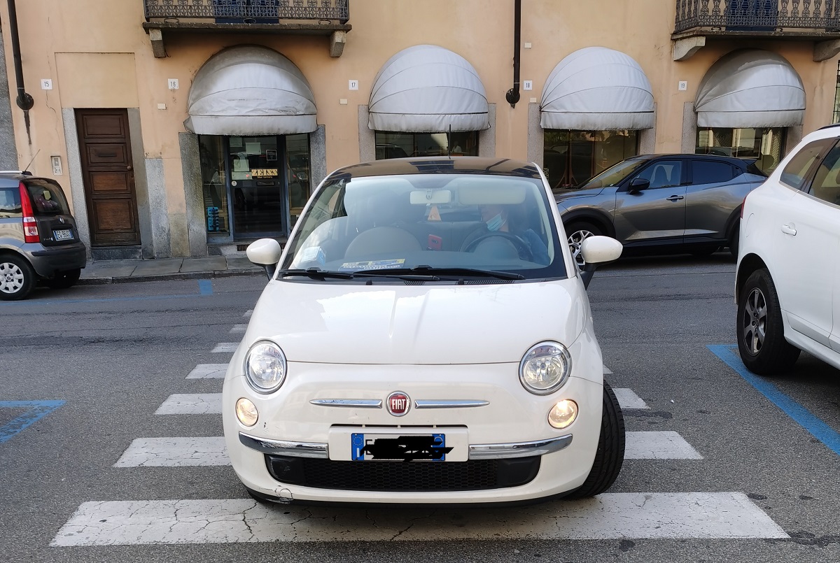 Parcheggio selvaggio sulle strisce in piazza Municipio