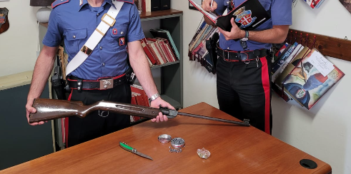 Minaccia di morte la madre e resiste ai Carabinieri: arrestato
