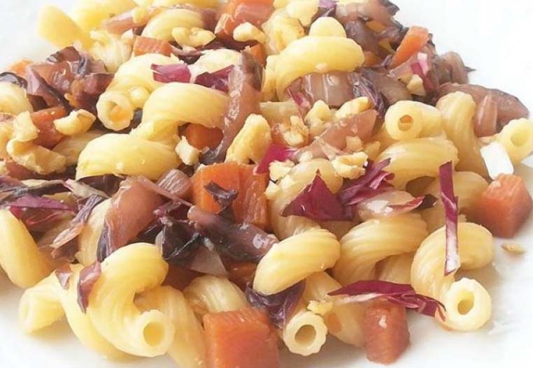 Ricette veloci per tutti: pasta al radicchio e speck con pomodoro fresco