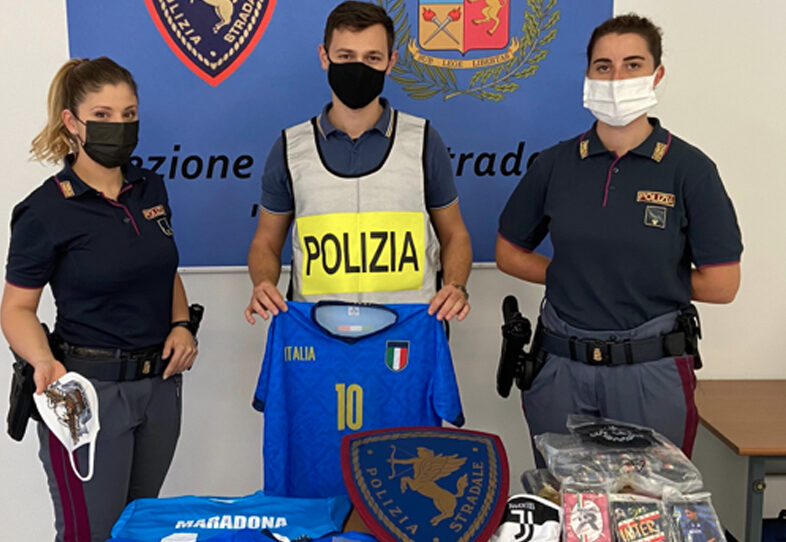 Giù la maschera: la Polstrada scopre rete di indumenti contraffatti