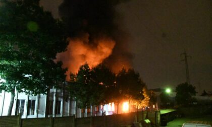 Brucia fabbrica di mascherine. Le foto dello spaventoso incendio