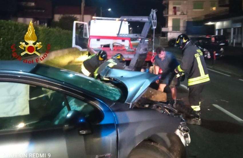 Valsesia: esce di strada, conducente illesa