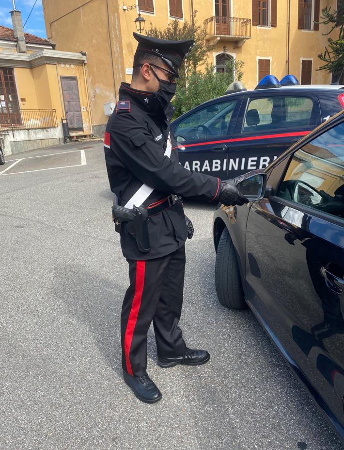 Tentano la truffa dello specchietto, presi dai Carabinieri