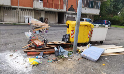 Ingombranti e altro campeggiano nella piazzetta del Concordia