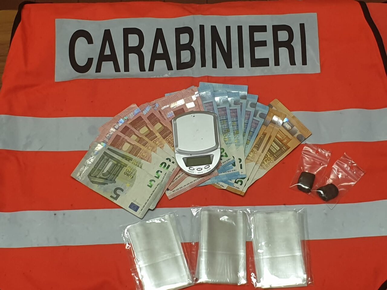 Un pusher 18enne preso con droga e 520 euro in tasca