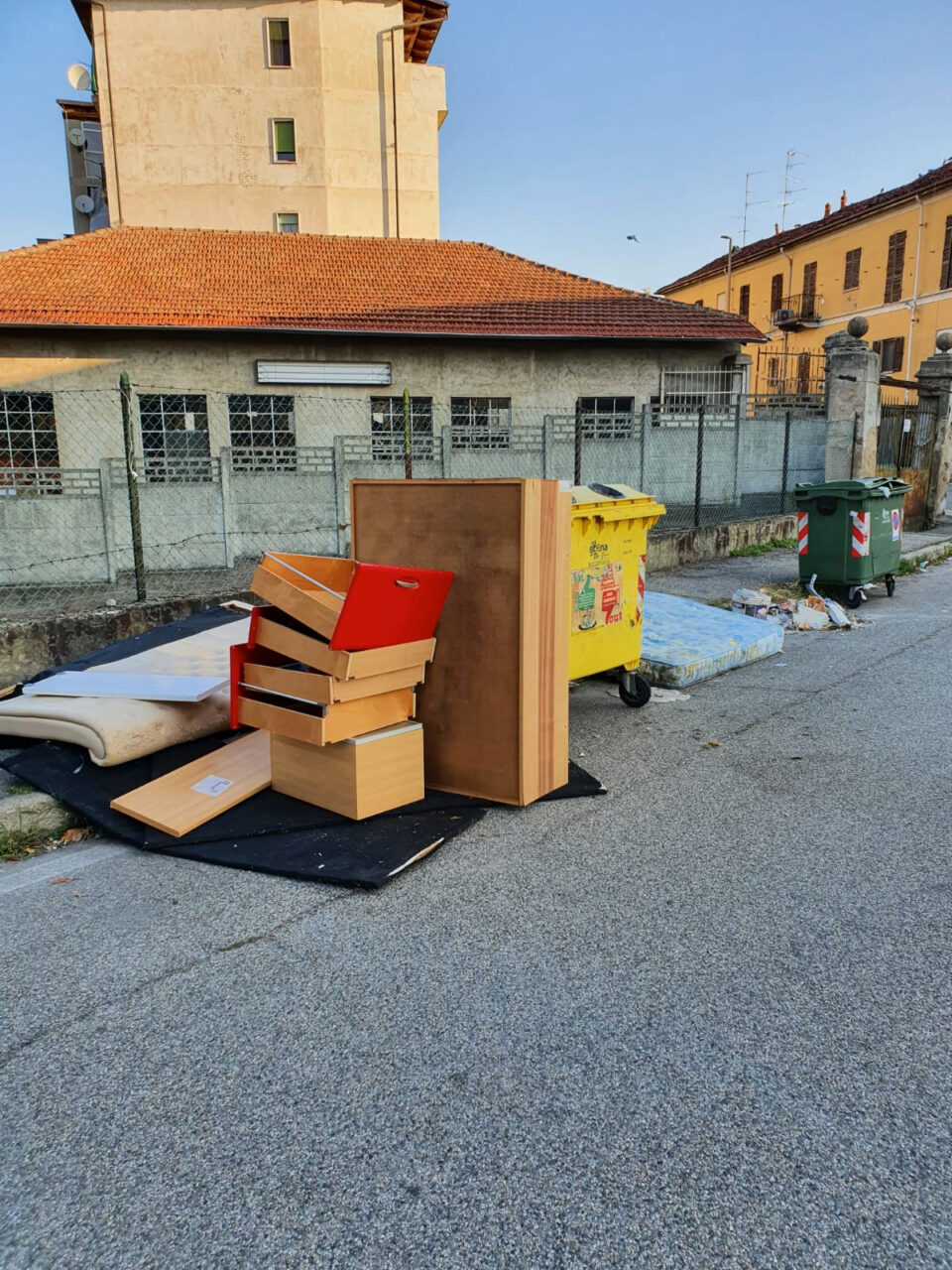 Ingombranti abbandonati in via Dalmazia e Rione Concordia