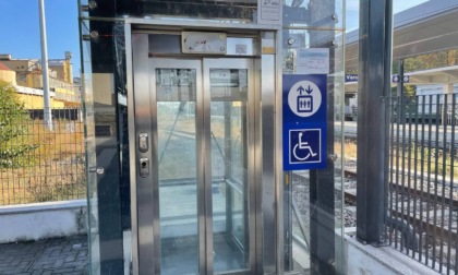 L'ascensore in stazione fermo da un mese: le lamentele dei pendolari