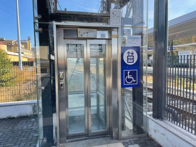L’ascensore in stazione fermo da un mese: le lamentele dei pendolari