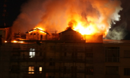 Incendio via Failla: sfollate una ventina di famiglie, il Comune sistema in albergo chi non ha alternative