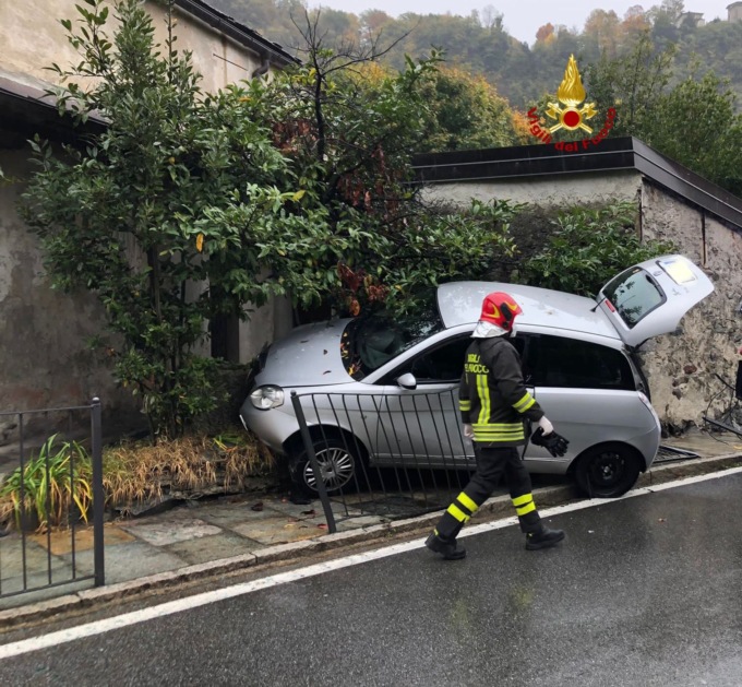 Sbanda e finisce contro un muro in via d’Adda a Varallo. L’intervento dei vigili del fuoco