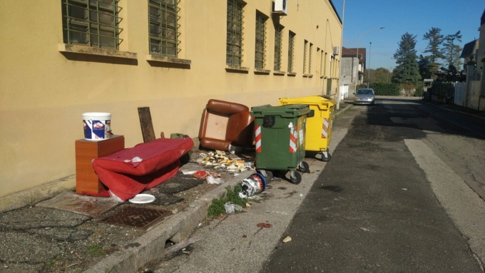 Discarica in via Mentana: incivili sempre sul pezzo