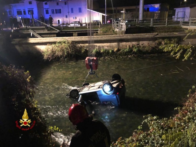 Auto nel canale: il guidatore è morto