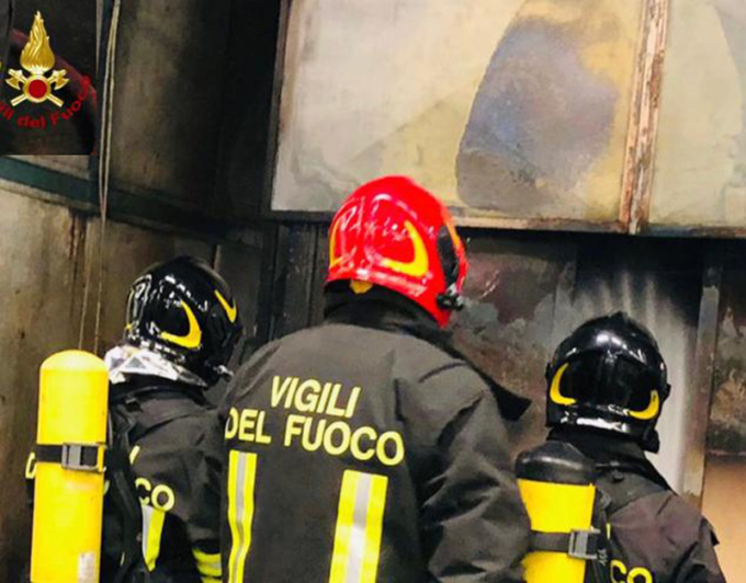 Incendio in uno stabilimento a Santhià