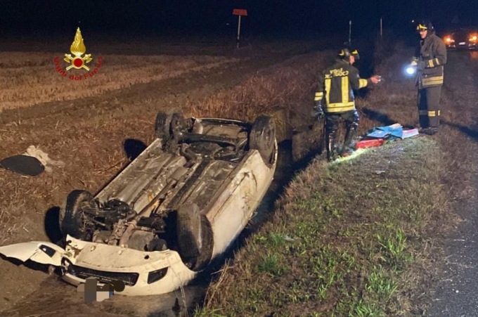 Auto capottata nel fosso a Trino