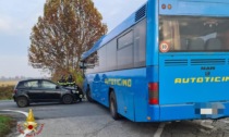 Auto contro autobus di linea a Stroppiana