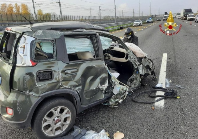 Incidente in autostrada: una ragazza finisce in ospedale