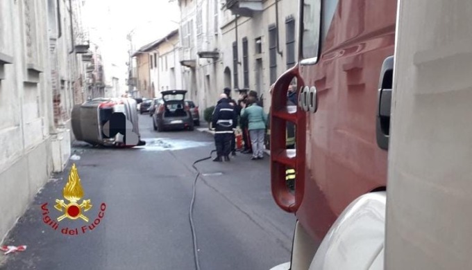 Una persona incastrata nell’auto ribaltata: ferite da codice giallo