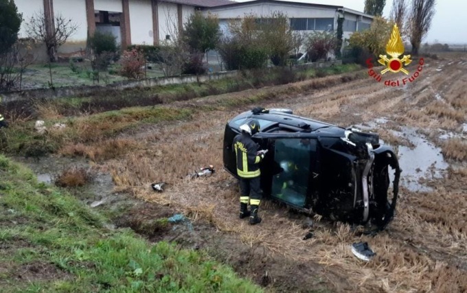 Perde il controllo dell’auto e finisce fuori strada