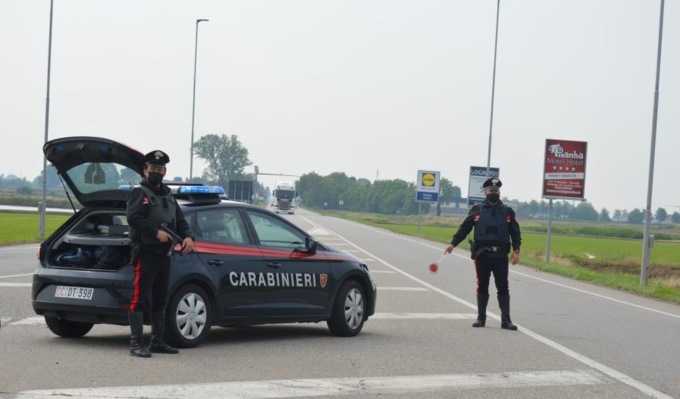 Investe una donna sulle strisce e poi se ne va: denunciato dai carabinieri
