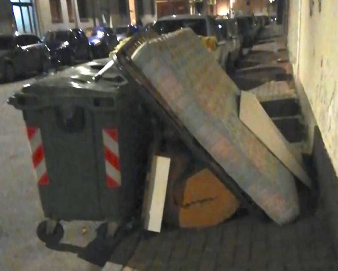 Rifiuti selvaggi: cresce la discarica in via Pisa, ne spunta un’altra in via Cavalcanti