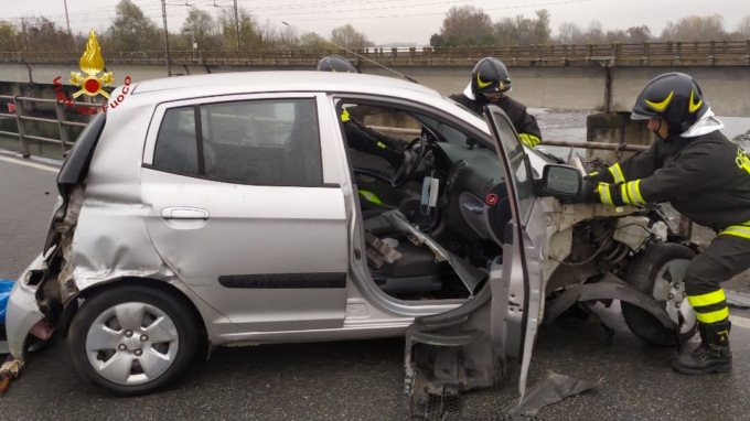 Saluggia: auto fuori strada sul Ponte della Dora