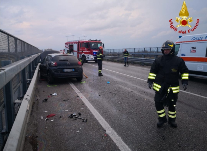 Scontro tra due auto: una persona incastrata