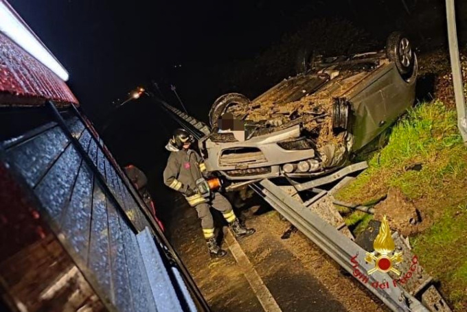 Auto si ribalta sulla strada delle Grange al di sopra del guardrail