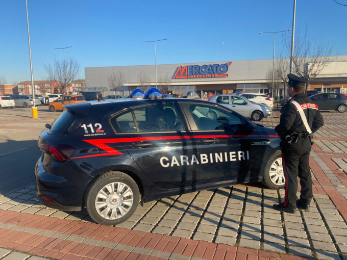 Continuano le truffe nei parcheggi dei supermercati: due denunce