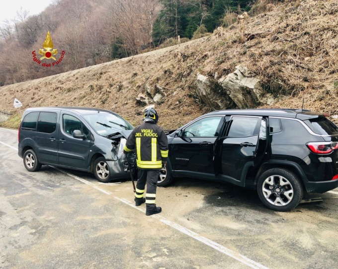 Scontro fra tre auto: donna estratta dai Vigili del Fuoco