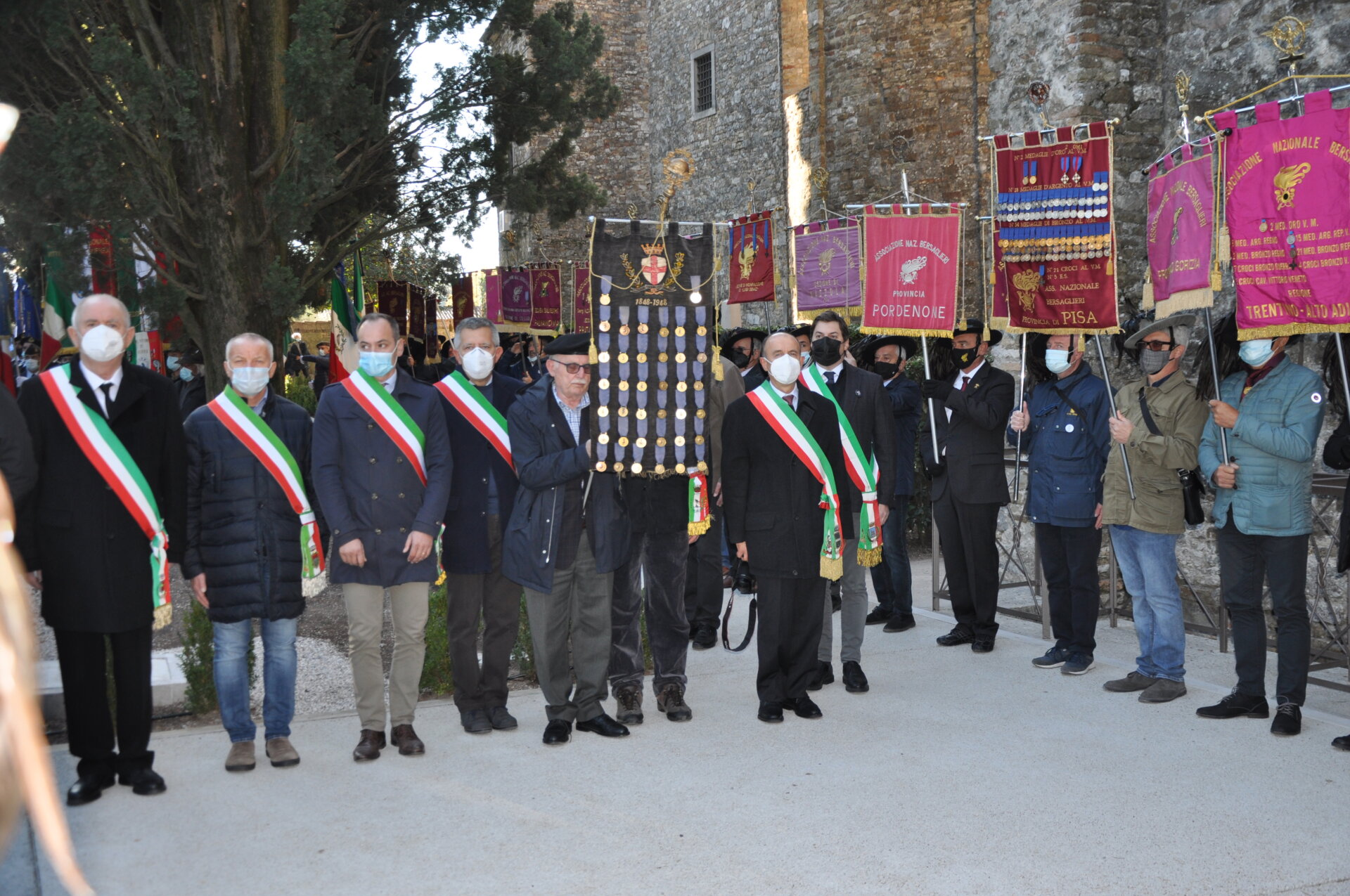 Il Labaro delle M.O. della Provincia di Vercelli alla cerimonia di Aquileia