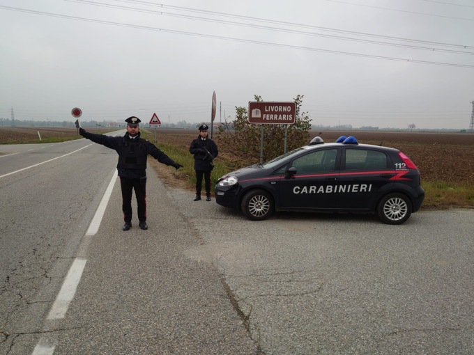 Marito ubriaco minaccia la moglie e aggredisce i carabinieri intervenuti