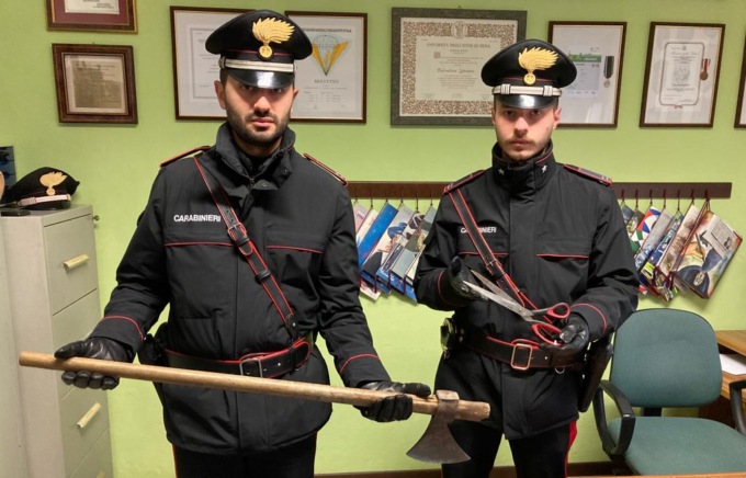 Nigeriano con un’ascia terrorizza Santhià e ferisce il maresciallo Lobrano