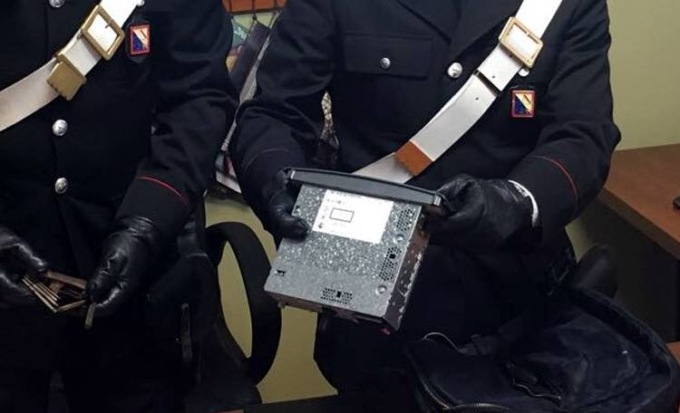 Ruba un’autoradio prima di andare a firmare in caserma: 43enne arrestato