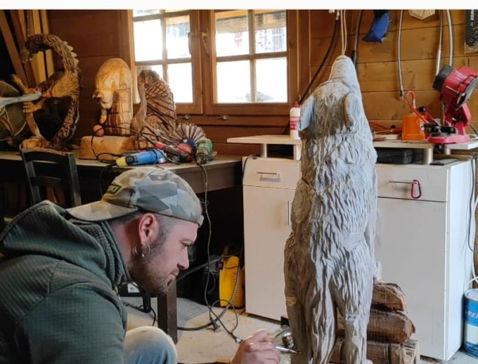 La scultura di Daniele Bello all’asta per creare borse di studio