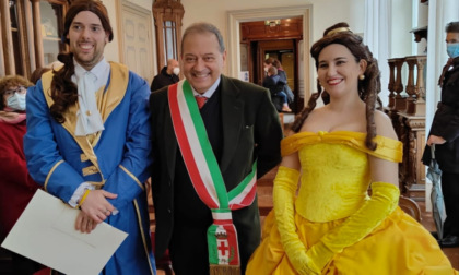 Matrimonio da favola: la Bella e la Bestia sposi in Comune a Vercelli