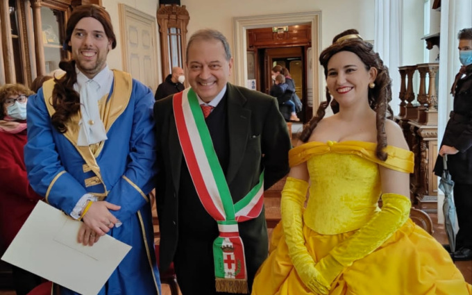 Matrimonio da favola: la Bella e la Bestia sposi in Comune a Vercelli