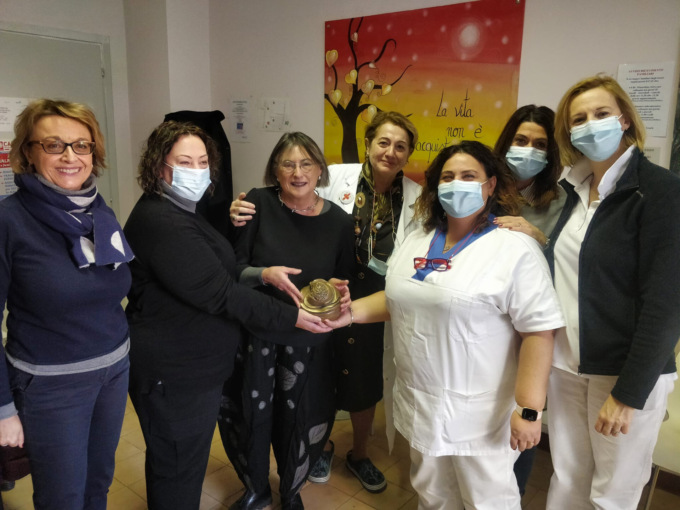 Una scultura di Carla Crosio all’Oncologia di Vercelli