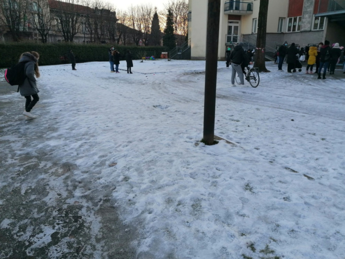 Lastra di ghiaccio nel cortile della Rosa Stampa