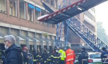 Tragedia a Torino: gru cade e uccide due operai, feriti alcuni passanti