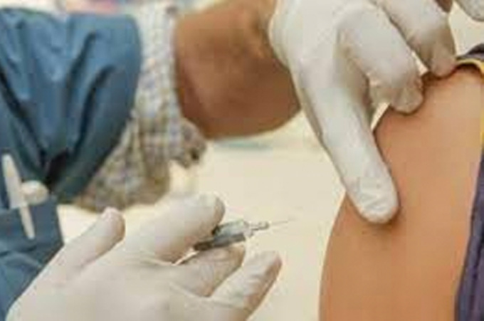 Si presenta col “braccio in silicone” al vaccino: denunciato 50enne
