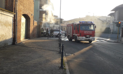 Santhià: auto in fiamme, il video dell'intervento dei Vigili del Fuoco